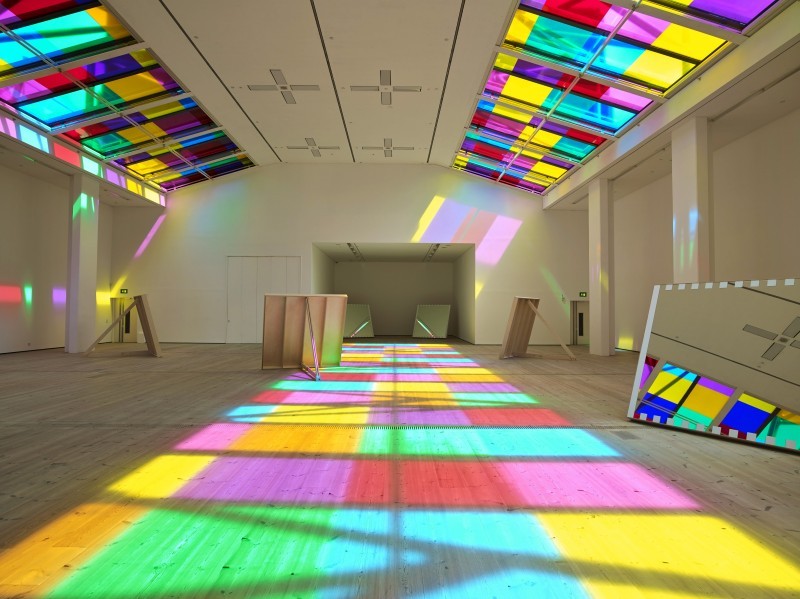 Инсталляция Даниеля Бюрена (Daniel Buren). Игра света и цвета