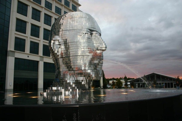 Скульптура-фонтан Metalmorphosis. Автор - чешский скульптор Дэвид Черны (David Cerny).