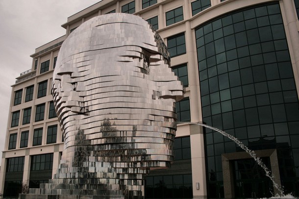 Скульптура-фонтан Metalmorphosis. Автор - чешский скульптор Дэвид Черны (David Cerny).