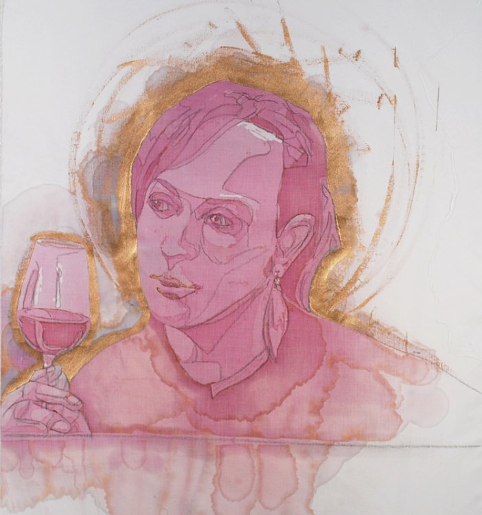 Художница, используя уникальную технику в живописи, рисует портреты вином.