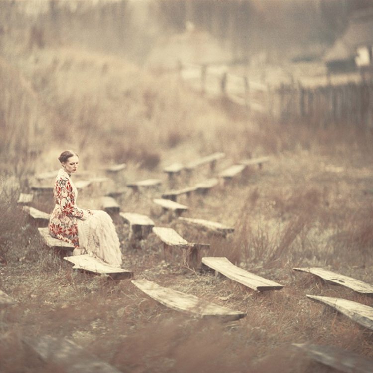 Творчество киевского фотографа Олега Оприско, который профессионально снимает романтический сюрреализм на среднеформатную пленку.