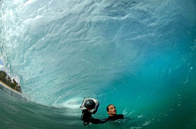 Профессиональный серфингист и фотограф Clark Little.