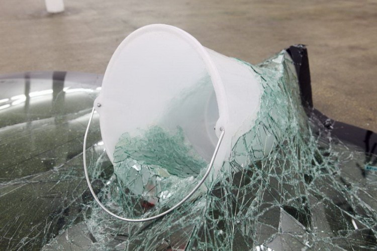 Инсталляция Bucket Crash, Baptiste Debombourg